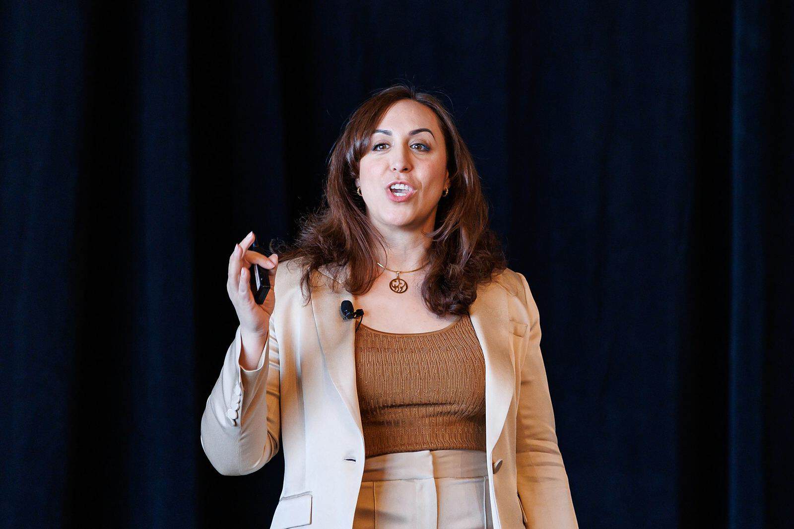 Suzanne Knight on stage, play the speaking reel